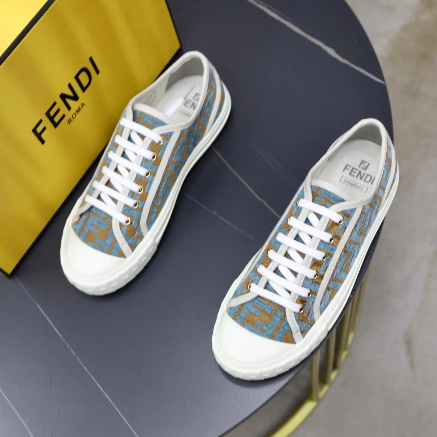 Factory price: 480 original order (couple model) Brand: FENDI Fendi 🙅‍♂️🙅‍♂️🙅‍♂️ Size: Female 35–40, Male 39-44 (45 can be customized) Grade: Official website genuine Material: Imported original LoGO fabric upper Original comfortable lining TPU wear-resistant lightweight outsole Style category: Loafers New trendy shoes Color: actual picture color